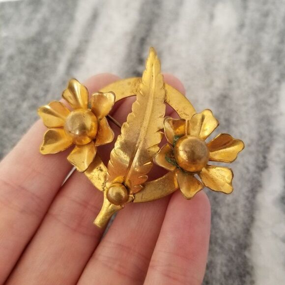 Vintage Flower and Leave Shaped Brooch, Gold Tone Lapel Pin, Estate - Picture 3 of 5